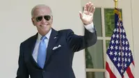 Presiden Amerika Serikat Joe Biden melambaikan tangan usai berbicara di Taman Mawar Gedung Putih, Washington, Amerika Serikat, 27 Juli 2022. Selain masih harus mengenakan masker, Biden juga harus terus melakukan tes virus secara teratur jika terjadi gejala lagi. (AP Photo/Susan Walsh)