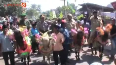 Menyambut Musim Tanam, Warga  Probolinggo Menggelar Ritual Mandi Lumpur. Diawali dengan arak-arakan sesepuh desa, menggunakan  kuda, hingga memulai tradisi mandi lumpu, di Dusun Mrico  Kabupaten Probolinggo.