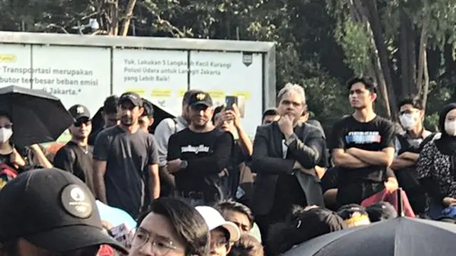 7 Potret Reza Rahadian Usai Ikut Demo Putusan MK, Lanjut Ikut Acara Kamisan di Depan Istana