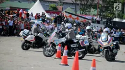 Sejumlah anggota Satlantas Polda Gorontalo beratraksi menggunakan motor gede selama Road Safety Festiva Millenial Gorontalo di Lapangan Taruna Remaja Kota Gorontalo, Minggu (10/2). (Liputan6.com/Rahmad Arfandi Ibrahim)