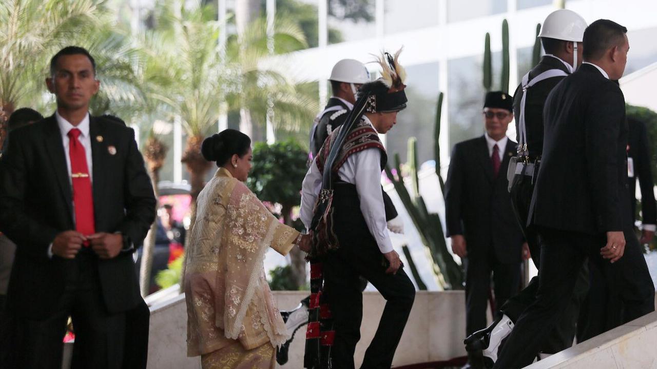 Lantas, apa makna dan filosohi baju adat Tanimbar yang dipakai Jokowi?