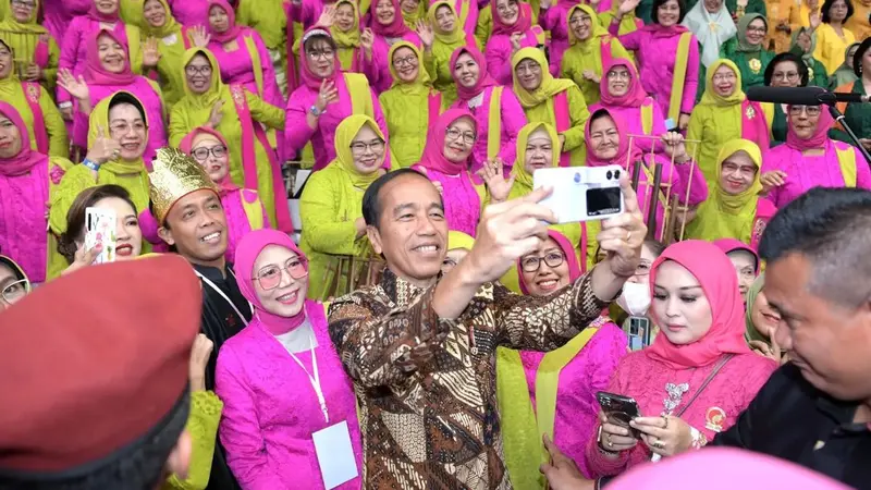 Presiden Joko Widodo selfie bersama di Hari Kebaya Nasional 2024. Credit: Instagram/@jokowi