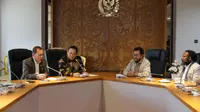 Bamsoet saat memberikan SK Pembentukan FOR PAPUA, di Ruang Kerja Ketua MPR RI, di Jakarta, Selasa (17/12/19).