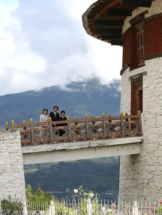 Putra Mahkota Jepang Akishino (tengah), Putri Mahkota Kiko (kiri) dan putra mereka yang berusia 12 tahun, Pangeran Hisahito (kanan) saat mengunjungi Museum Nasional Bhutan di Paro, sebuah kota di Bhutan barat (17/8/2019). (AFP Photo/Japan Out/Jiji Press)