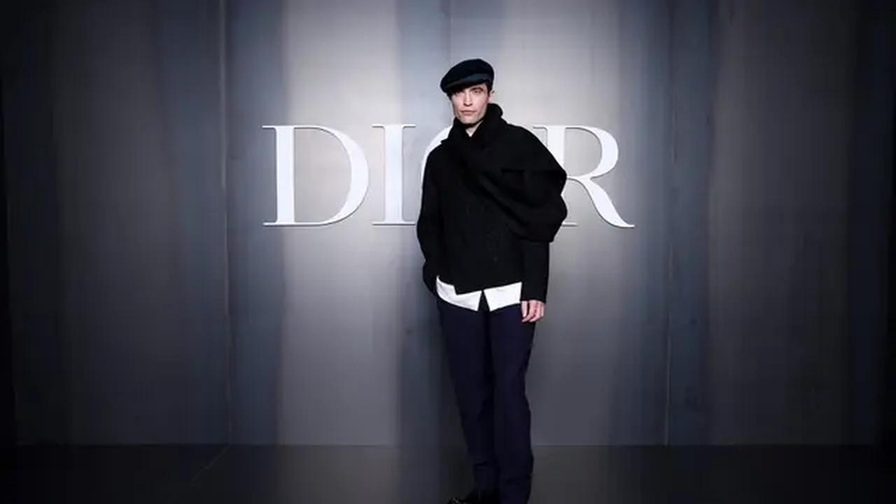 Robert Pattinson, aktor yang dikenal dengan gaya khasnya ini memadukan outerwear hitam dengan kemeja putih, loose pants navy, dan topi beret. Kombinasi ini memberikan sentuhan artistik yang tetap mempertahankan kesan stylish dan effortless. [Dok/DIOR].