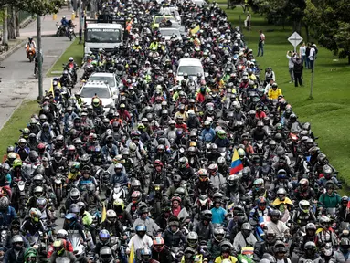 Pengendara sepeda motor melakukan aksi demonstrasi akibat kenaikan harga bahan bakar di Bogota, Kolombia, Rabu (12/10/2022). Aksi protes ini muncul karena adanya kenaikan harga bahan bakar dan asuransi wajib pihak ketiga. (AP Photo/Ivan Valencia)