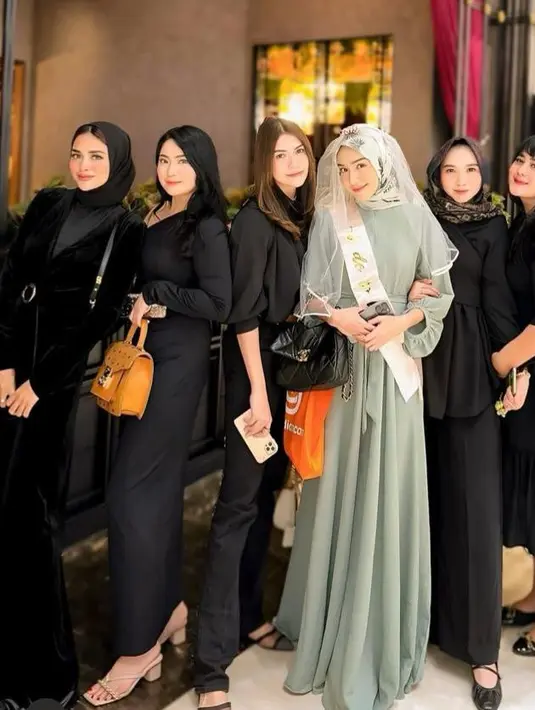 Melody tampak begitu menonjol dengan gaun warna hijau sage dengan selempang ‘bride to be’ di atasnya. [@melodyprima]