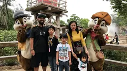 Meski memiliki jadwal yang padat, Peppy selalu menyempatkan dirinya untuk mengajak keluarga kecilnya itu jalan-jalan. Salah satunya saat mengunjungi Disneyland Hongkong ini. (Liputan6.com/IG/@juia_peppy)