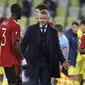 Pelatih Manchester United Ole Gunnar Solskjaer memberi instruksi kepada bek Eric Baily selama pertandingan final Liga Europa antara Manchester United dan Villarreal di Gdansk, Polandia, Kamis (27/5/2021). (Kacper Pempel, Pool via AP)