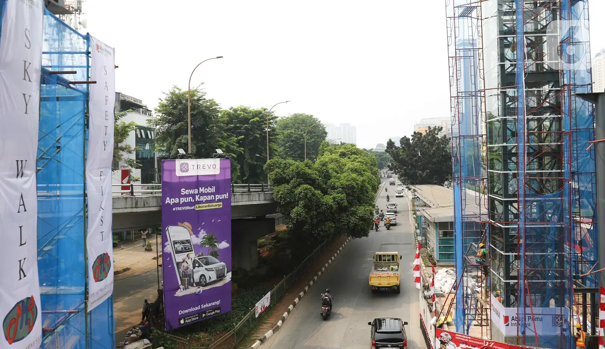 Pekerja sedang menyelesaikan pembangunan Skywalk di hatle transjakarta  koridor 8 di kawasan Kebayoran lama, Jakarta, Rabu (24/8/2022). Pengerjaan skywalk sepanjang 500 meter  akan di hubungkan ke halte transjakarta koridor 8, koridor 13 dan stasiun kebayoran yang berlangsung sejak Maret 2022 yang di targetkan akan rampung pada bulan oktober 2022, saat ini sudah mencapai 30 persen. (Liputan6.com/Herman Zakharia)