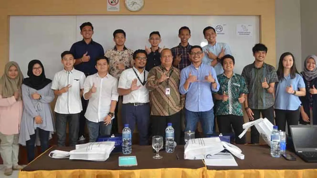 Para pemenang Geospasial Hackathon. Dok: Esri Indonesia
