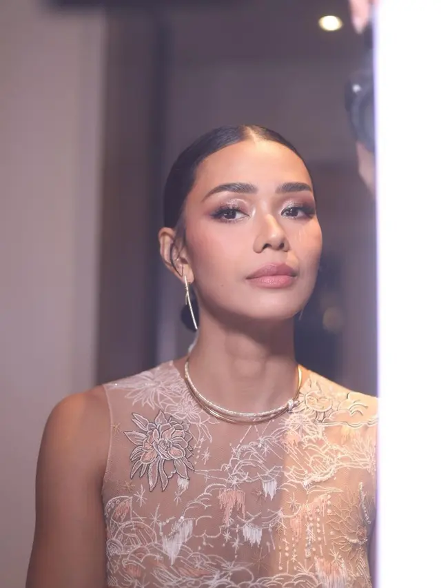 Detail Makeup Glowing Adinia Wirasti yang Resmi Menikah dengan Aktor Australia