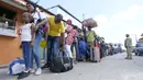 Para pedagang di kota-kota perbatasan Dominika diizinkan untuk menjual barang-barang kebutuhan pokok, tetapi dilarang mengekspor produk elektronik dan bahan bangunan, termasuk semen dan batang logam. (AP Photo/Ricardo Hernandez)
