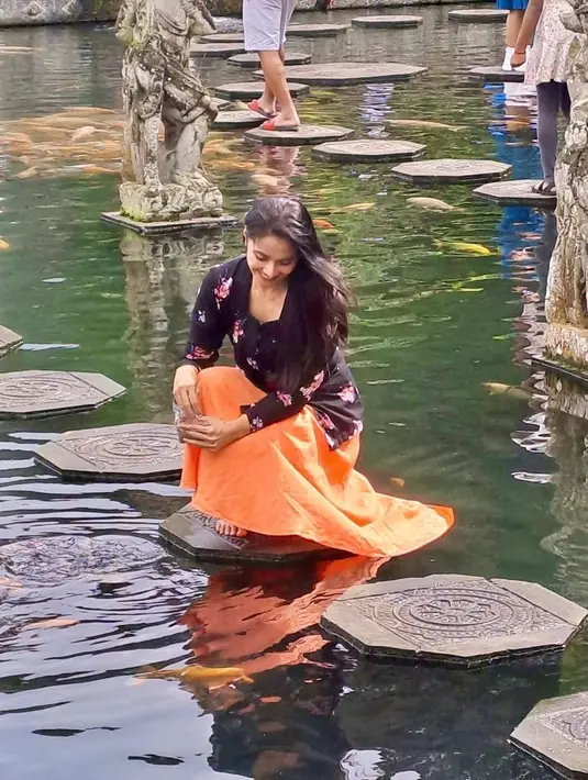 Rambut panjangnya pun dibiarkan tergerai alami. Sementara wajahnya dirias polesan makeup tipis. [Instagram//maudykoesnaedi].