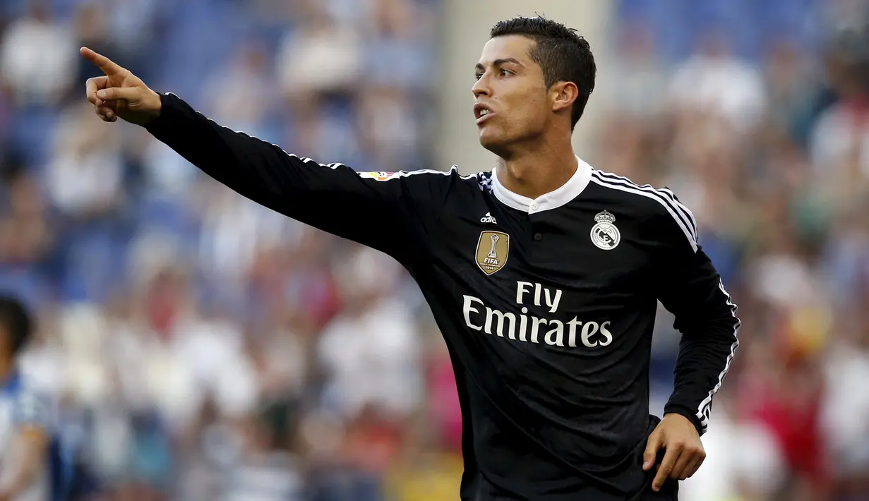 Cristiano Ronaldo bergembira usai mencetak gol ke gawang Espanyol di laga Liga Spanyol di Stadion Power8, Senin (18/5/2015). Tiga gol Ronaldo dilaga ini membawa dirinya meraih rekor 26 kali mencetak hat-trick di laga La Liga Spanyol. (Reuters/Albert Gea)