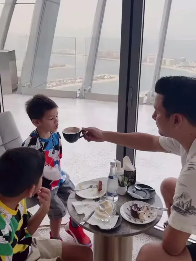 Titi Kamal Liburan Dubai