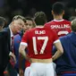 Manajer MU Louis van Gaal memberikan pengarahan kepada skuatnya (Reuters)