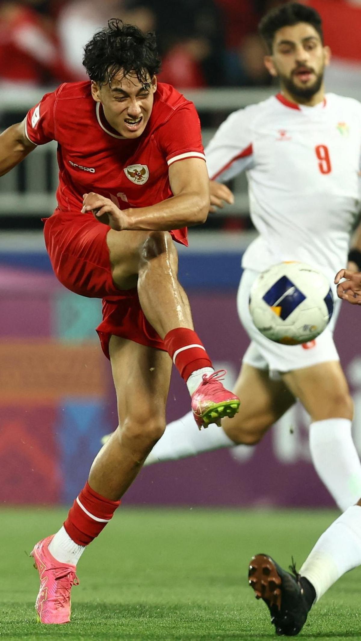 Hingga memasuki babak kedua Timnas Indonesia U-23 masih terus menekan dengan serangannya yang fantastis. Foto: KARIM JAAFAR / AFP