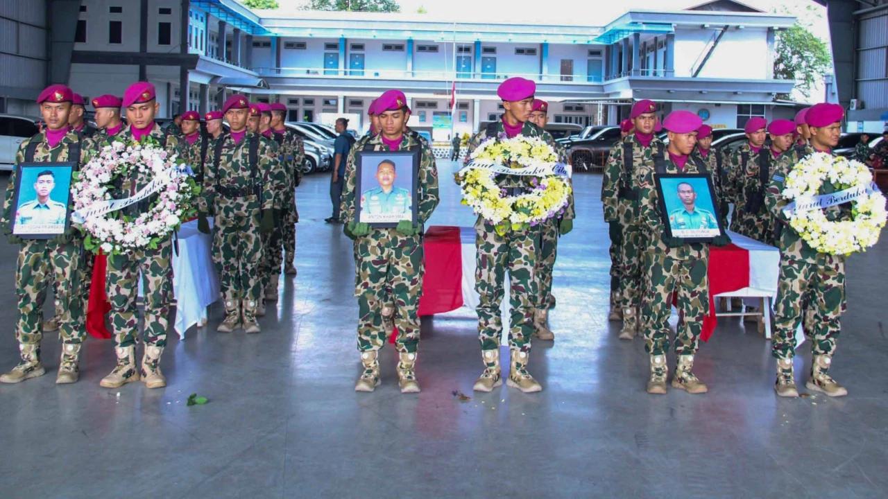 FOTO: Tiga Prajurit Marinir Gugur Akibat Longsor Cisarua Dilepas Secara Militer