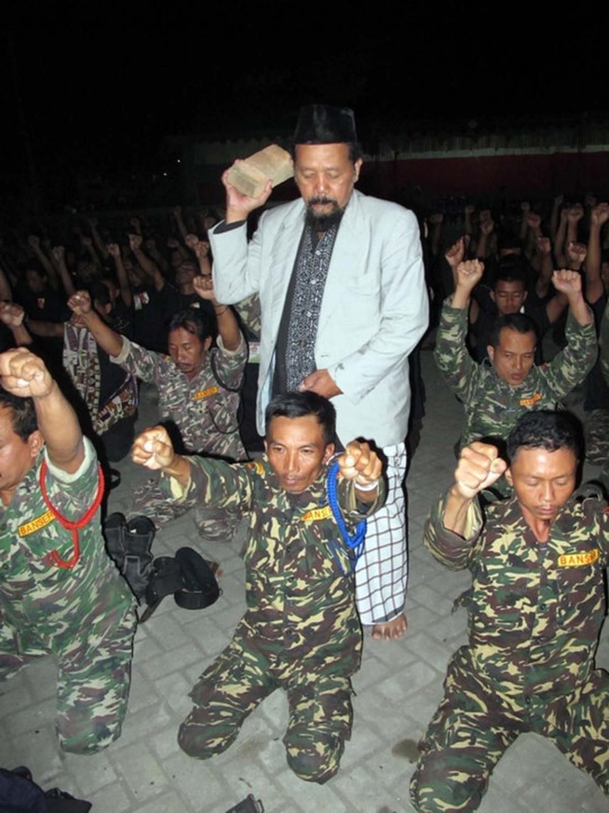 Mengintip prosesi santri di Kediri belajar ilmu kebal
