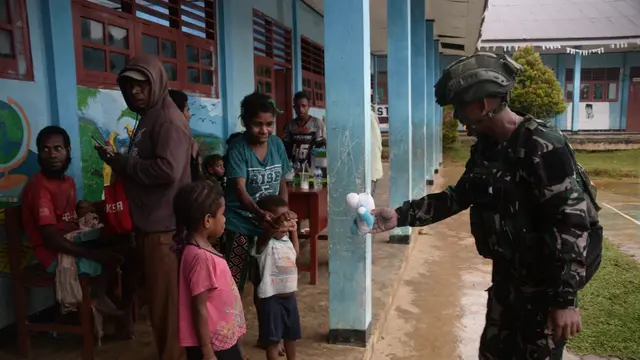 TNI mengevakuasi warga Papua yang selama ini bertahan di hutan perbatasan akibat gangguan keamanan oleh kelompok TPNPB-OPM.