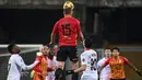 Bek Benevento, Kamil Glik (atas) melompat menyundul bola dari ancaman dua pemain AC Milan dalam laga lanjutan Liga Italia 2020/21 pekan ke-15 di Ciro-Vigorito, Minggu (3/1/2021). Benevento kalah 0-2 dari AC Milan. (AFP/Andreas Solaro)