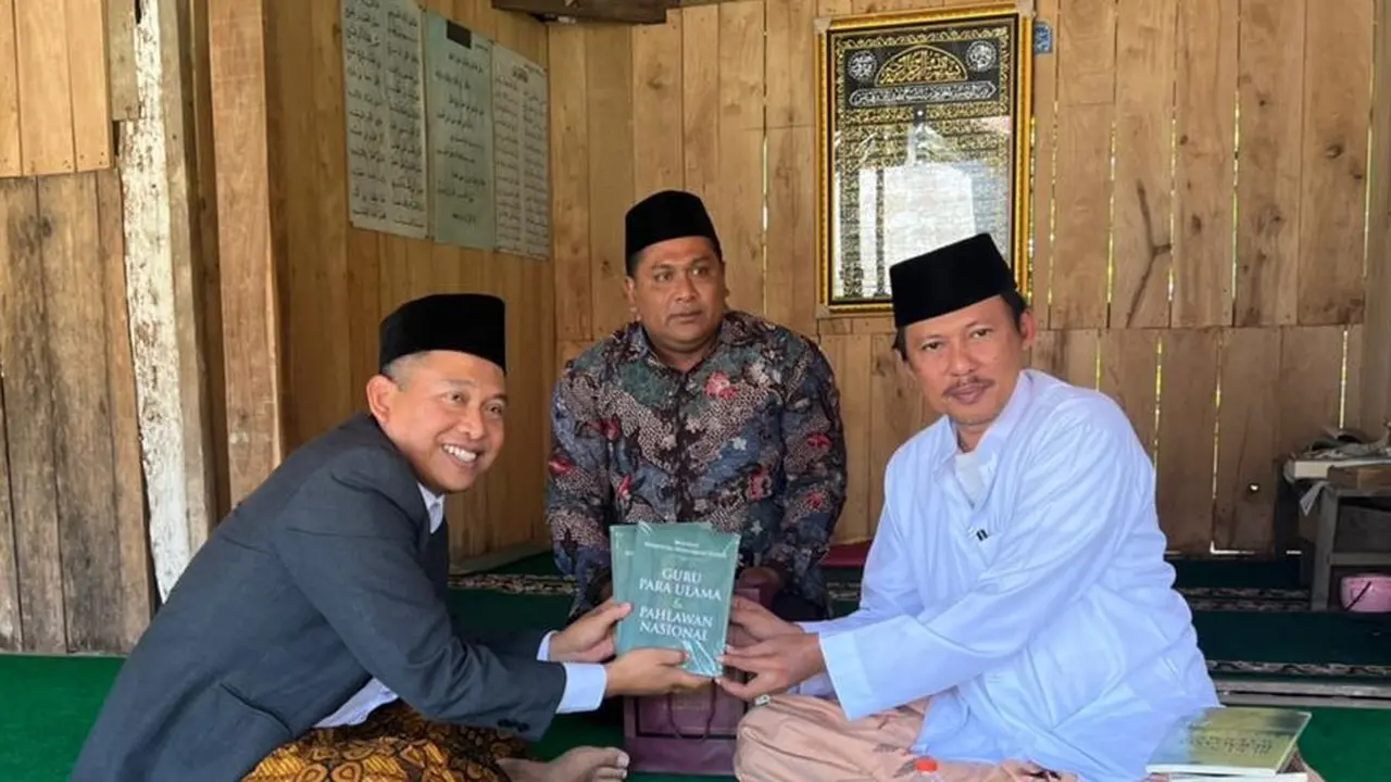 Ketua Lembaga Kajian Strategis Pemikiran Hadratussyaikh KH Hasyim Asy’ari dan Kebangsaan Nur Kholis Setiawan (kiri) saat melakukan penggalian data. (Istimewa).