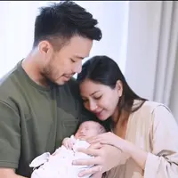 Jessica Mila dan Yakup Hasibuan menggendong putri mereka, Kyyara. [Foto: Instagram/jscmilla]