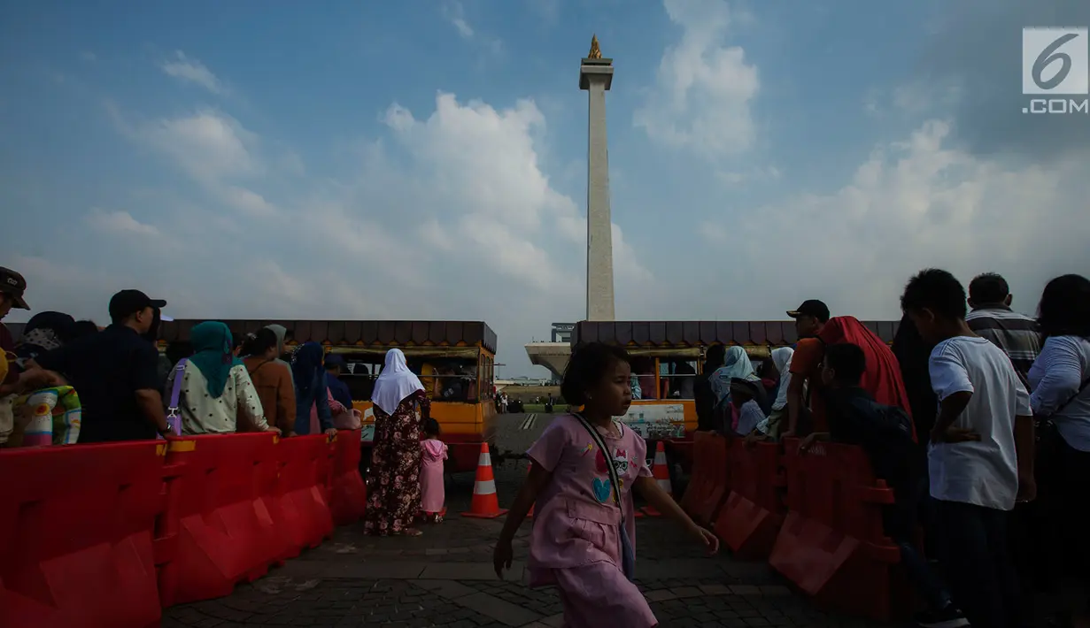 Sejumlah warga mengunjungi Monumen Nasional (Monas) saat hari libur Lebaran hari kedua, Jakarta, Kamis (6/6/2019). Libur hari Lebaran dimanfaatkan sejumlah warga dari Jabodetabek untuk berpergian ke tempat wisata yang ada di Jakarta. (merdeka.com/Imam Buhori)