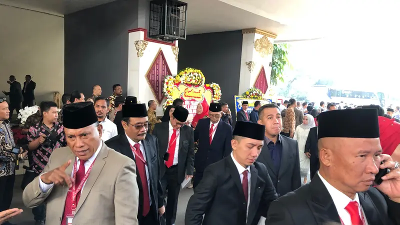 Mantan Gubernur DKI Djarot Saiful Hidayat sebelum pelantikan anggota DPR. (Liputan6.com/Delvira Hutabarat)