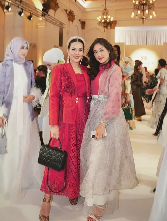 Terdapat pula penyanyi Raisa yang tampil serba merah mengenakan blazer dan heels.