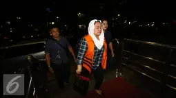 Sri Hartini saat tiba di gedung KPK untuk menjalani pemeriksaan, Jakarta, Rabu (25/1). Usai anaknya diperiksa sebagai saksi, hari ini KPK secara bergantian melakukan pemeriksaan terjadap sri Hartini. (Liputan6.com/Helmi Affandi)