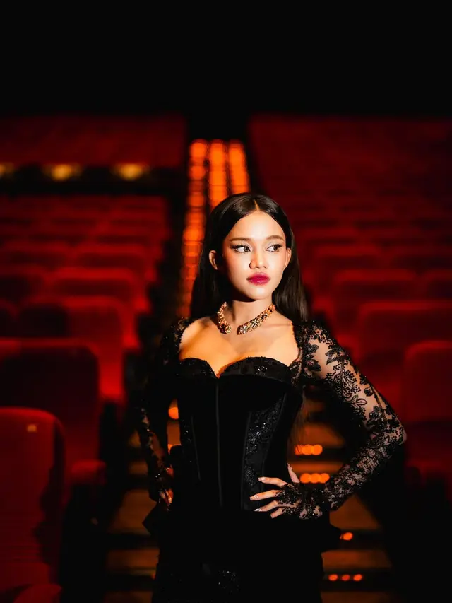 Pangling! Ummi Quary Tampil Glow Up Bak Barbie di Premiere Film Pamali