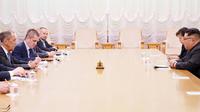 Pemimpin Korea Utara Kim Jong-un melakukan pertemuan dengan Menlu Rusia Sergei Lavrov dan jajarannya di Pyongyang, Korea Utara (31/5). Kepada Kim Jong-Un, Lavrov menyatakan dukungan bagi deklarasi antara Korut dan Korea Selatan. (KCNA VIA KNS / AFP)