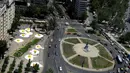 Pemandangan telur ceplok raksasa yang berhamburan di jalanan Kota Santiago, Chile, 8 November 2016. Telur mata sapi raksasa ini merupakan bagian dari festival seni Hecho en Casa. (REUTERS / Pablo Sanhueza)