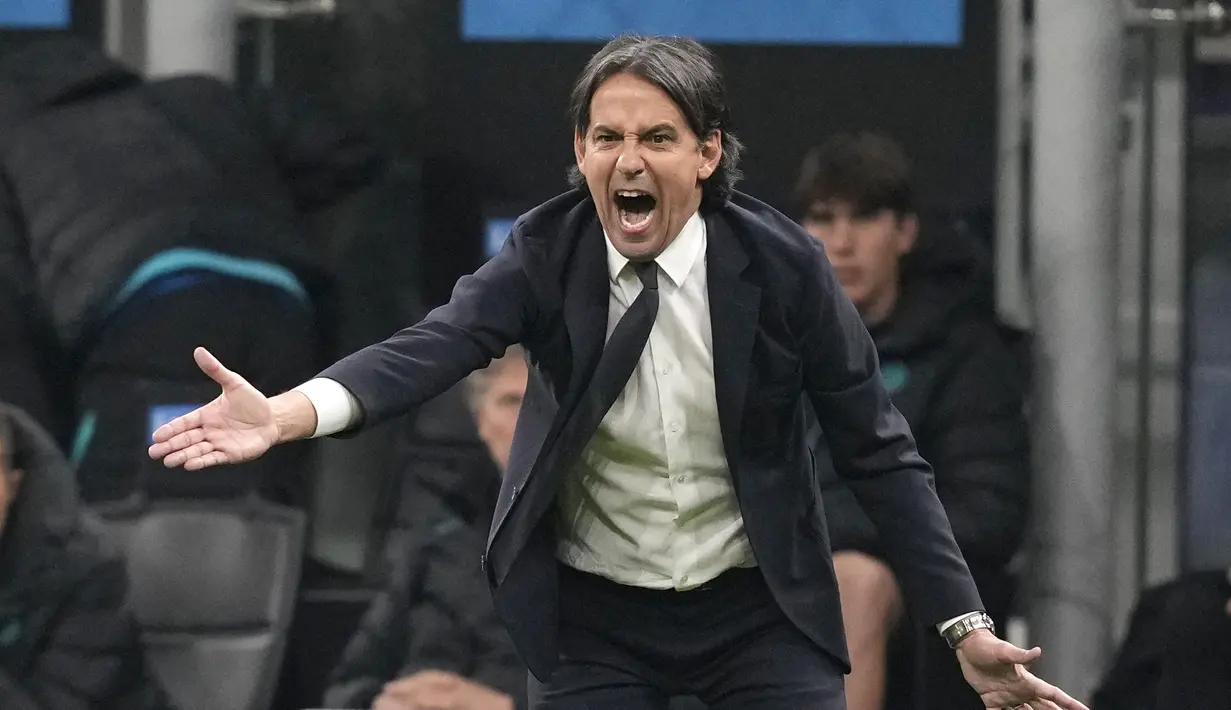 Pelatih Inter Milan, Simone Inzaghi berteriak memberikan instruksi saat melawan Sassuolo pada pertandingan lanjutan Liga Serie A Italia di Stadion San Siro, di Milan, Italia, Senin (21/2/2022). Inter Milan kalah atas Sassuolo 0-2. (AP Photo/Antonio Calanni)