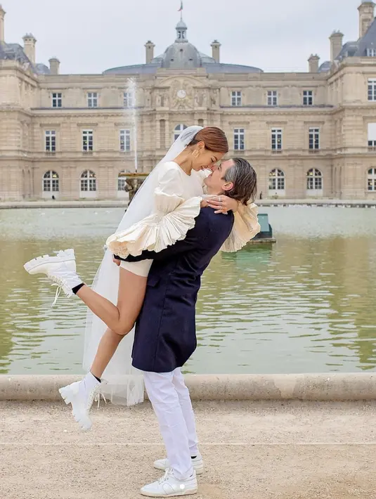 Veil yang dikenakan juga menambah efek romantis pada tampilan Patricia Gouw.  [Foto: Instagram/ carolinaphoto_paris]