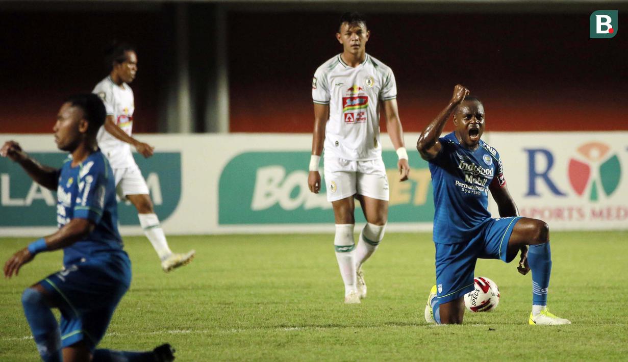 Selebrasi pemain Persib Bandung, Victor Igbonefo (kanan) usai menjebol gawang PS Sleman dalam laga leg pertama semifinal Piala Menpora 2021 di Stadion Maguwoharjo, Sleman, Jumat (16/4/2021). (Bola.com/Ikhwan Yanuar)