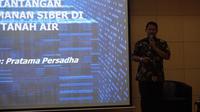Pakar keamanan siber Indonesia, Pratama Persadha mempresentasikan makalahnya. (foto : Liputan6.com/dok.CISSReC/edhie prayitno ige)