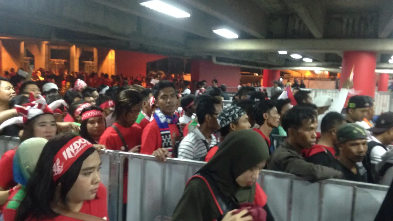Penonton pria dan wanita dipisahkan saat masuk ke Stadion Shah Alam