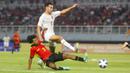 <p>Pemain Timnas Timor Leste U-19, Carol Waitilia Moreira (bawah) melakukan tekel terhadap pemain Timnas Indonesia U-19 Jens Raven pada laga matchday ketiga Grup A Piala AFF U-19 di Stadion Gelora Bung Tomo, Surabaya. Selasa (23/7/2024). (Bola.com/Aditya Wany)</p>