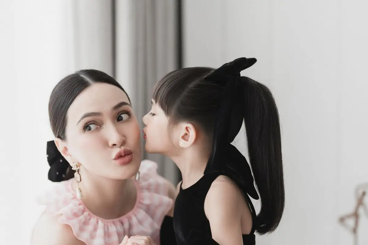 Gaya Kompak Ibu dan Anak, Shandy Aulia–Claire Herbowo Tampil Serasi di Berbagai Momen