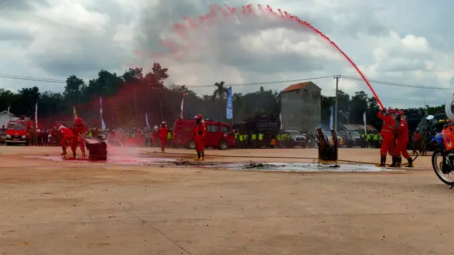 Cantiknya Warna-Warni Air Menari di Simulasi Pemadaman Karhutla di Sumsel