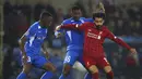 Penyerang Liverpool, Mohamed Salah, berusaha melewati pemain KRC Genk, Jhon Lucumi dan Carlos Cuesta, pada laga Liga Champions 2019 di KRC Genk Arena, Rabu (23/10). Liverpool menang 4-1 atas KRC Genk. (AP/Francisco Seco)