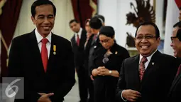 Presiden Joko Widodo (kiri) bersiap menerima surat-surat kepercayaan Duta Besar Luar Biasa dan Berkuasa Penuh (LBBP) untuk Republik Indonesia di Istana Merdeka, Jakarta, Selasa (4/10). (Liputan6.com/Faizal Fanani)