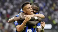 Pemain Inter Milan, Lautaro Martinez bersama Marcus Thuram, melakukan selebrasi setelah mencetak gol ke gawang Fiorentina pada laga Liga Italia pekan ketiga Serie A 2023/2024 di Stadion Giuseppe Meazza, Minggu (03/09/2023). Inter Milan menang dengan skor 4-0. (AP Photo/Antonio Calanni)