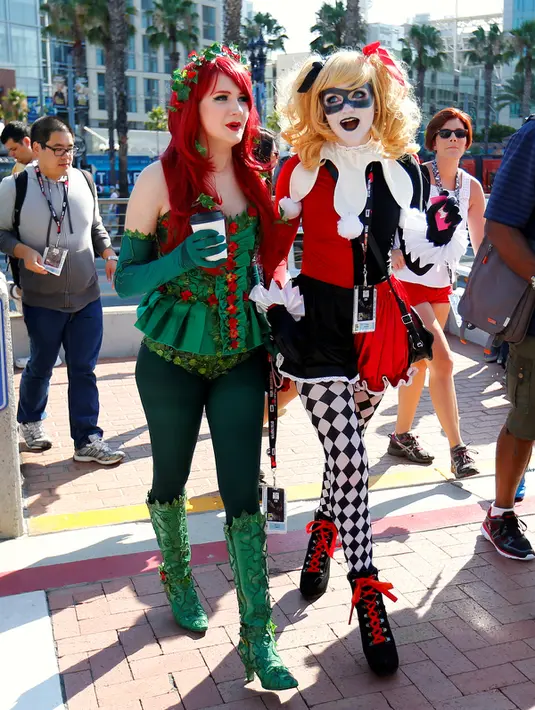 Dua wanita berpakaian seperti Poison Ivy dan Harley Quinn tiba untuk menghadiri acara Comic-Con International di San Diego, California, Amerika Serikat, (21/7). (REUTERS/Mike Blake)