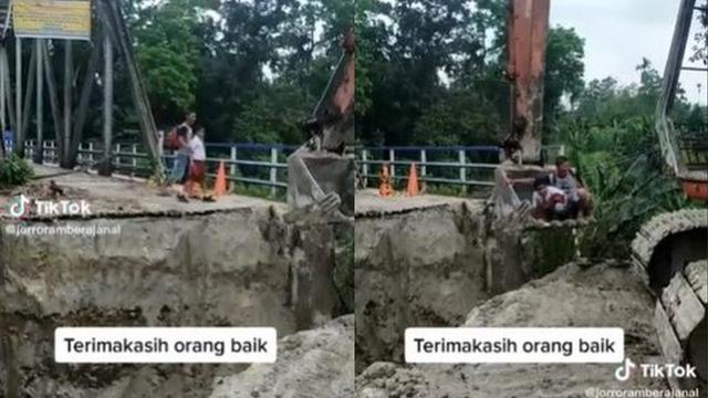 Jembatan Putus, Momen Anak SD Nyebrang Naik Ekskavator Ini Penuh Perjuangan