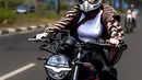 Artis kelahiran Bogor 32 tahun silam ini saat naik motor gede dijalanan. Penampilan penyanyi ini dipuji keren oleh warganet. [Instagram/wikasalim]