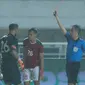 Pemain sayap Indonesia U-23, M Rezaldi Hehanusa (kedua kiri) mendapat kartu merah dari wasit Luk Kin Sun saat melawan Bahrain pada PSSI Anniversary 2018 di Stadion Pakansari, Kab Bogor, Jumat (27/4). Indonesia kalah 0-1. (Liputan6.com/Helmi Fithriansyah)